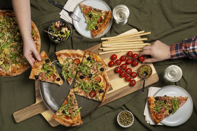 Delicious pizza in an Italian restaurant available for a better price with the TasteTown app